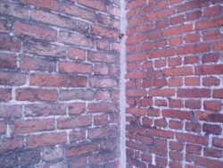 Munkesten til venstre, moderne mursten til højre