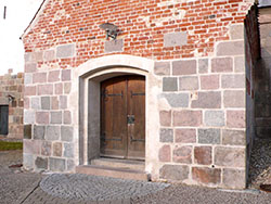 Kirkemur af granitkvadre